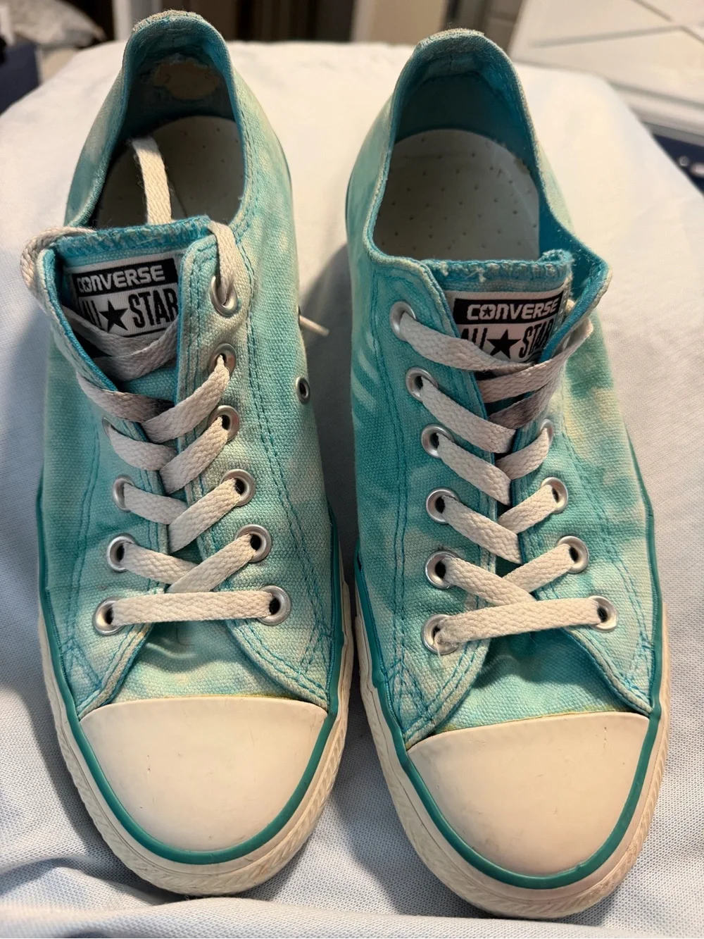 Converse light toe